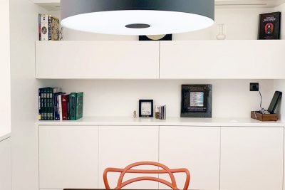 Mesa y lámpara salón